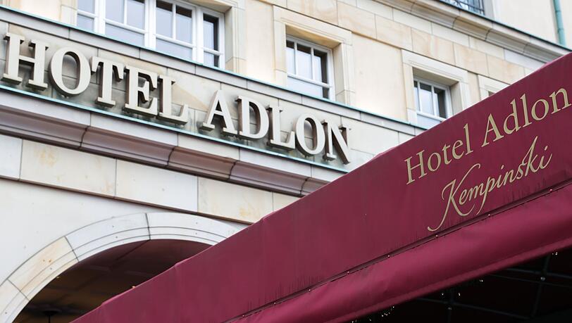 Das Hotel-Adlon soll verkauft werden. (Archivbild) Das Hotel-Adlon soll verkauft werden. (Archivbild)
