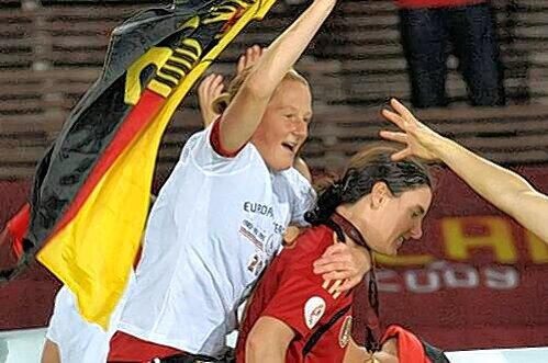 Birgit Prinz (r.) trägt Melanie Behringer nach dem 6:2-EM-Finalsieg gegen England übers Spielfeld.