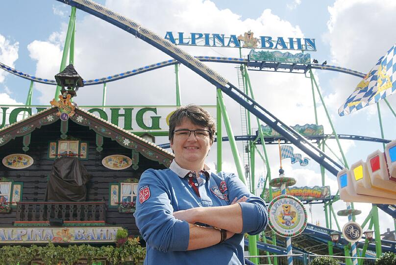 Rasant und leise: Zum vierten Mal in Folge ist Angela Bruch mit der Alpina-Bahn da. &bdquo;Wir sind besonders stolz, dass wir heuer unsere überarbeiteten Züge präsentieren können. Die sind viel leiser als vorher.&ldquo; Während des Jahres ist die Familie Bruch mit der Achterbahn in ganz Deutschland unterwegs, aber die Wiesn ist auch für sie das Highlight: &bdquo;Hier ist es immer spektakulär.&ldquo;