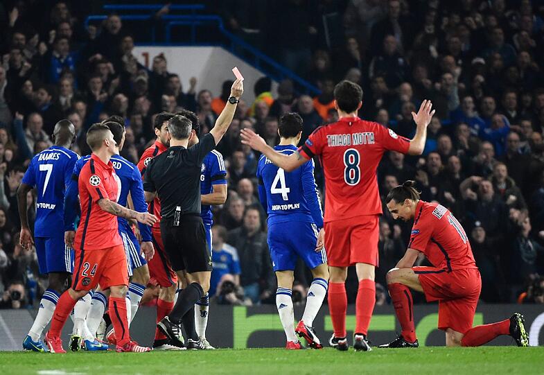 Zlatan Ibrahimovic sieht im Champions-League-Spiel gegen den FC Chelsea die Rote Karte