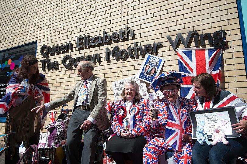 Immer mehr verrückte Briten schlagen ihr Lager vor dem St. Mary's Hospital in London auf und warten sehnsüchtig auf die Geburt des zweiten Royal Babys. Die Bilder.