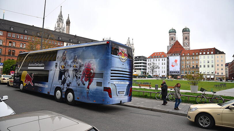 Der Bus des EHC übersah am Marienhof ein schlecht geparktes Taxi.