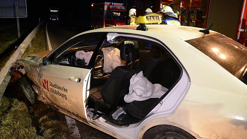 Auf der B388 im Landkreis Landshut kommt es zu einem schweren Unfall nach einem Reifenplatzer. Drei Personen werden verletzt.