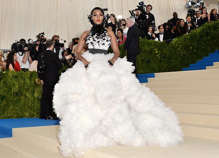 Flop: Janelle Monae in einem viel zu üppigen Kleid