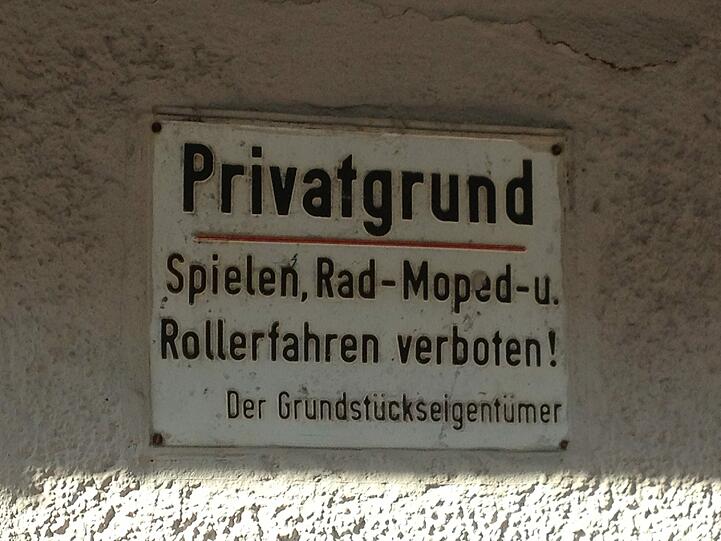 In diesen Innenhof in der Maxvorstadt darf man fast gar nichts - zumindest wenn es nach den Schildern geht.