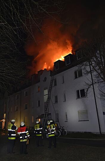 Ein Feuer auf einem Balkon setzte in Perlach einen ganzen Dachstuhl in Brand. Die Bilder von den Löscharbeiten.