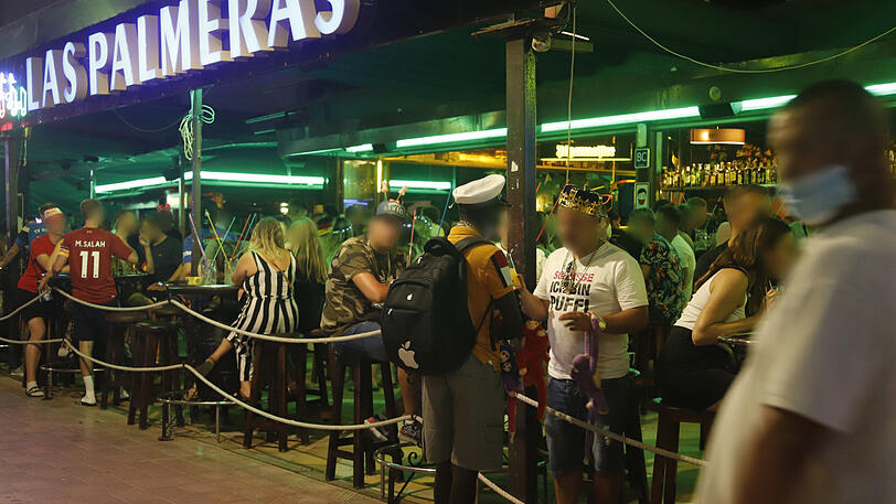 Ein Bild vom vergangenen Samstag: Touristen feiern in einer Bar in der Bierstraße.