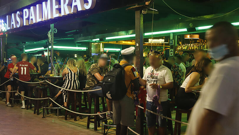 Ein Bild vom vergangenen Samstag: Touristen feiern in einer Bar in der Bierstraße. Ein Bild vom vergangenen Samstag: Touristen feiern in einer Bar in der Bierstraße.