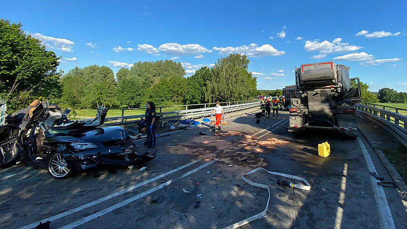 Trümmerfeld auf der B13.