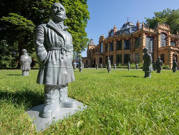 Im Park des Kurhauses in Augsburg stehen Statuen, die den Dramatiker Bertolt Brecht darstellen. Foto: Stefan Puchner