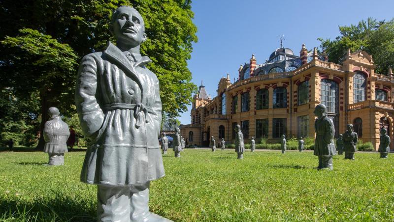 Im Park des Kurhauses in Augsburg stehen Statuen, die den Dramatiker Bertolt Brecht darstellen. Foto: Stefan Puchner Im Park des Kurhauses in Augsburg stehen Statuen, die den Dramatiker Bertolt Brecht darstellen. Foto: Stefan Puchner