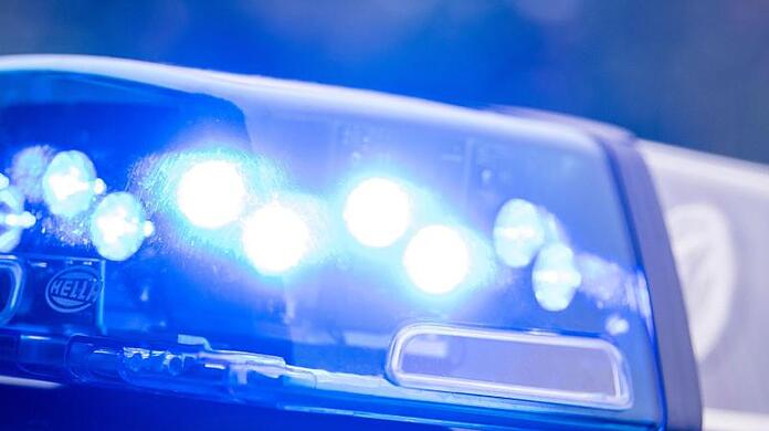 Ein Blaulicht leuchtet an einer Polizeistreife. Foto: Lino Mirgeler/dpa/Archivbild