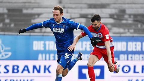 Karlsruhes Robin Bormuth (l) und Heidenheims Denis Thomalla teilten sich mit ihren Teams die Punkte.