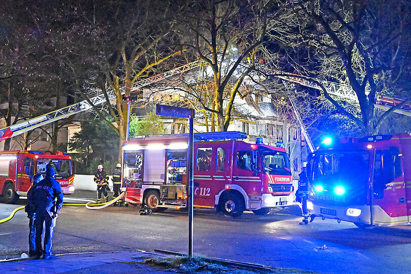 Gro&szlig;einsatz der M&uuml;nchner Feuerwehr: In der Diefenbachstra&szlig;e in Solln hat der Dachstuhl eines dreigeschossigen Wohnhauses gebrannt.