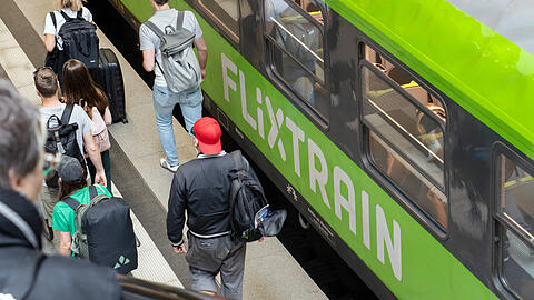 Ein Flixtrain-Zug am M&uuml;nchner Hauptbahnhof.