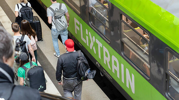 Ein Flixtrain-Zug am M&uuml;nchner Hauptbahnhof.