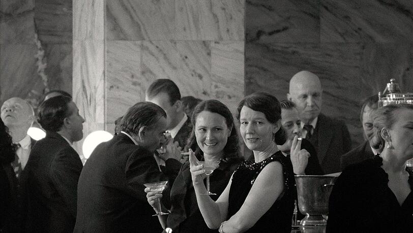 Empfang in Frankfurt: Erika Mann (Sandra Hüller, rechts) trifft auf die amerikanische Journalistin Betty Knox (Anna Madeley). Empfang in Frankfurt: Erika Mann (Sandra Hüller, rechts) trifft auf die amerikanische Journalistin Betty Knox (Anna Madeley).