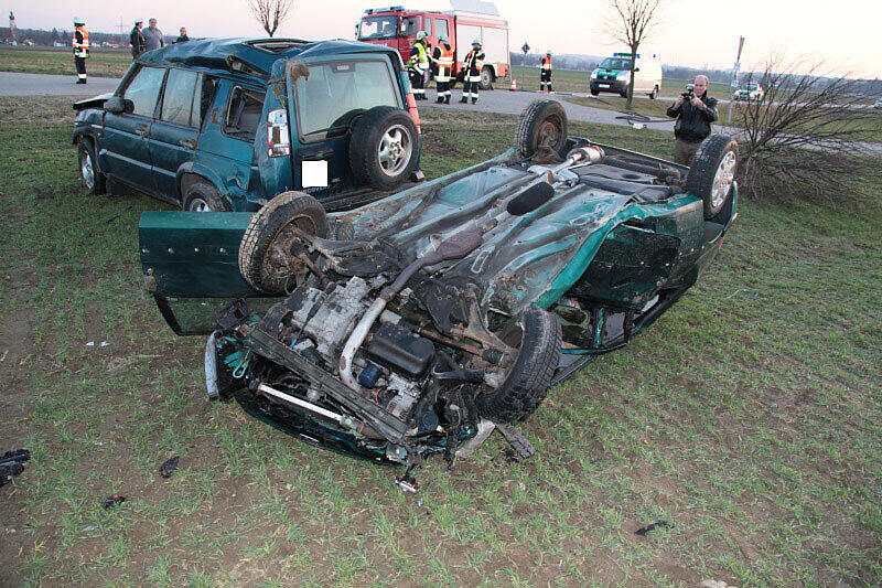 Schwerer Unfall bei Haiming: Der Fahrer des Peugeots wurde schwer verletzt von der Feuerwehr aus dem Wrack geborgen.