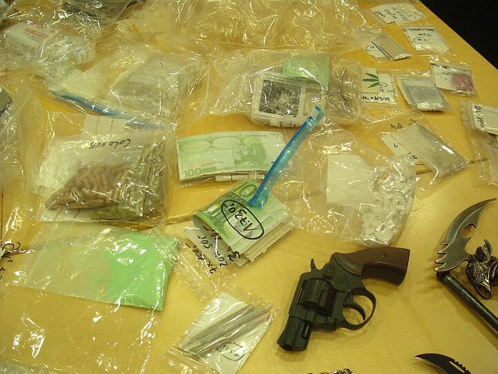 Schlagringe, Pistolen, Schlagstöcke: Dieses Waffen-Arsenal hat die Polizei in einer Münchner Drogen-Wohnung gefunden.