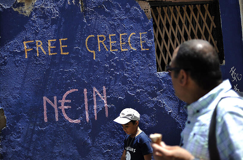 "Free Greece - N€in". Bis Donnerstagnacht müssen die Griechen eine Reformliste für die Euro-Finanzkontrolleure vorgelegen.
