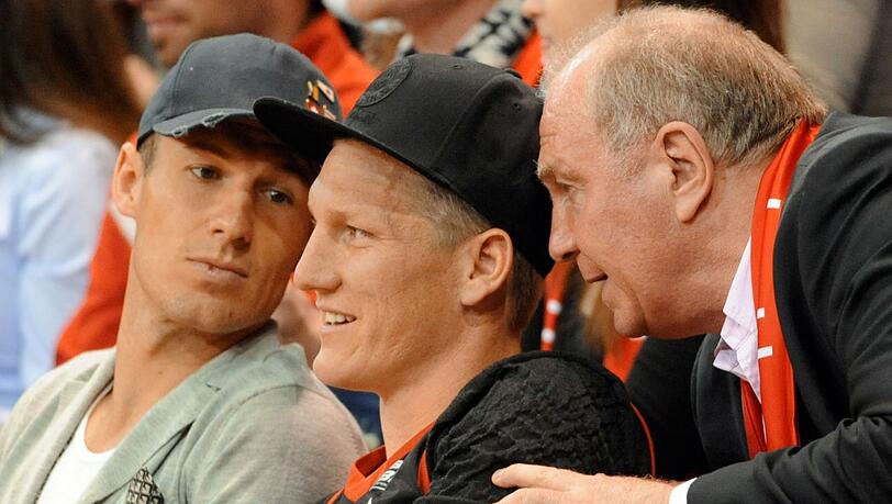 Schweinsteiger war lange Jahre das prägende Mitglied in der Bayern-Familie: Hier im Jahre 2013 beim FC-Bayern-Baskettball mit Arjen Robben und Uli Hoeneß Schweinsteiger war lange Jahre das prägende Mitglied in der Bayern-Familie: Hier im Jahre 2013 beim FC-Bayern-Baskettball mit Arjen Robben und Uli Hoeneß
