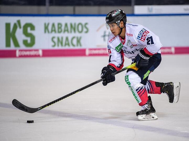 Austin Ortega von Berlin spielt den Puck. Foto: Matthias Balk/dpa
