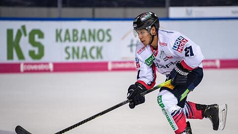 Austin Ortega von Berlin spielt den Puck. Foto: Matthias Balk/dpa