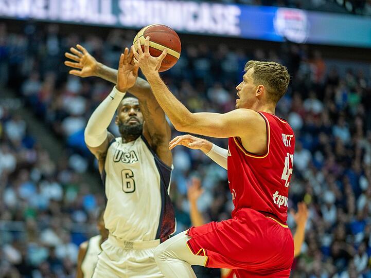 LeBron James USA, 06, Andreas Obst Deutschland, 42, GBR, USA vs. Germany, Basketball, Testspiel, Olympiavorbereitung, Spielzeit 2024/2025, 22.07.2024, GBR, USA vs. Germany, Basketball, Testspiel, Olympiavorbereitung, Spielzeit 2024/2025, 22.07.2024 London *** LeBron James USA, 06 , Andreas Obst Germany, 42 , GBR, USA vs Germany, Basketball, Test match, Olympic preparation, 2024 2025 season, 22 07 2024, GBR, USA vs Germany, Basketball, Test match, Olympic preparation, 2024 2025 season, 22 07 2024 London Copyright: xEibner-Pressefoto/SaschaxWaltherx EP_SWA