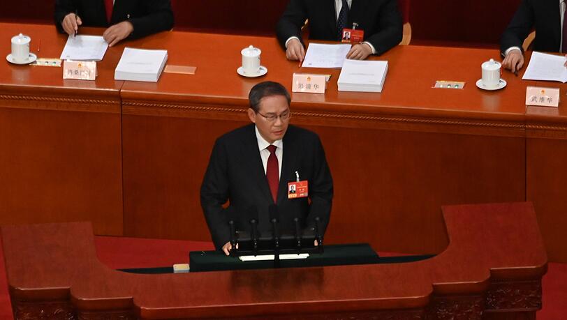 Chinas Ministerpr&auml;sident Li Qiang verliest den Arbeitsbericht der Regierung. Das Wachstumsziel ist so niedrig wie seit 1991 nicht mehr.