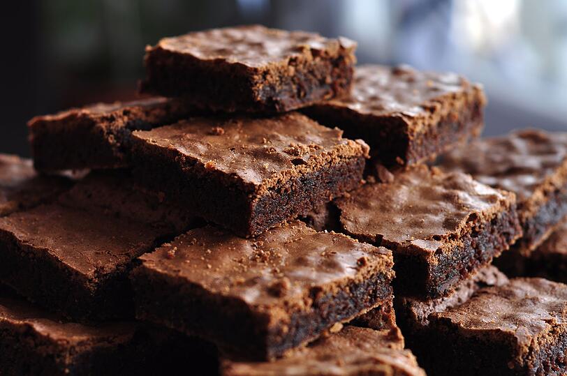 Nicht nur Milchreis, sondern auch s&uuml;&szlig;e Backwaren lassen sich aus Blumenkohl zaubern, denn der Eigengeschmack des Kohls passt wunderbar zu Schokolade. F&uuml;r leckere Brownies Blumenkohl mit Mandelmilch fein p&uuml;rieren und mit Eiern und Honig verr&uuml;hren. Nun Kokosmilch, Kokos&ouml;l und dunkle Schokolade in einem Wasserbad schmelzen ...