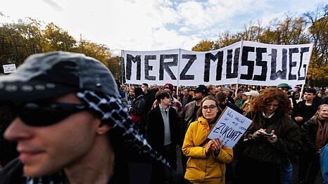 In Berlin haben sich zum Auftakt mehrere hundert Menschen am Brandenburger Tor versammelt.