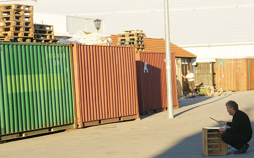 Da ist die Sonne dann endgültig aufgegangen: So schön strahlen sogar die Rückwände der Standl und Buden auf der Wiesn.