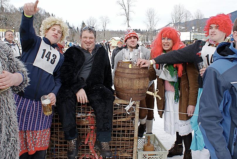 Mutige Fassdauben-Fahrer stürzen sich den Jaudenhang in Lenggries hinunter. Perfektes Bergwetter, gute Stimmung und Freibier machten die Veranstaltung zu einem gelungenen Event.