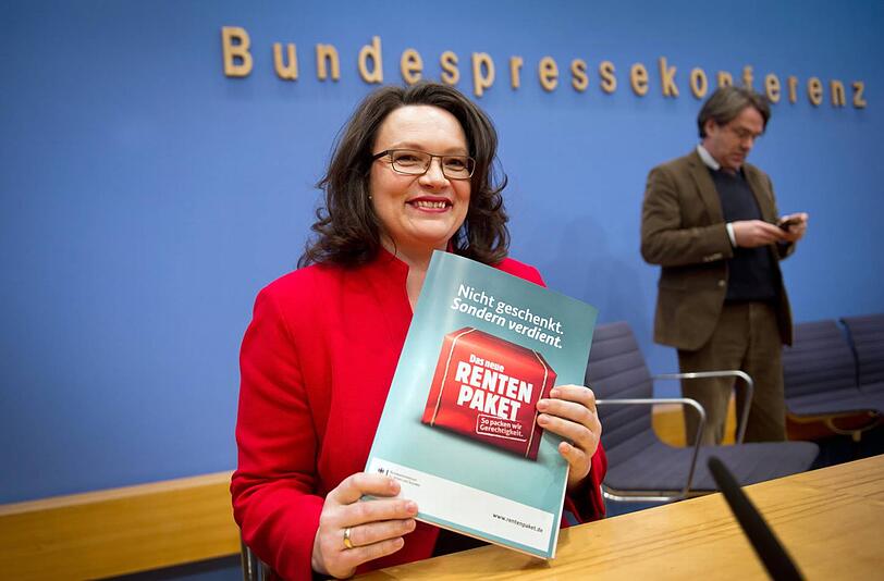 Bundesarbeitsministerin Andrea Nahles (SPD) mit einer Informationsbroschüre zum Rentenpaket.