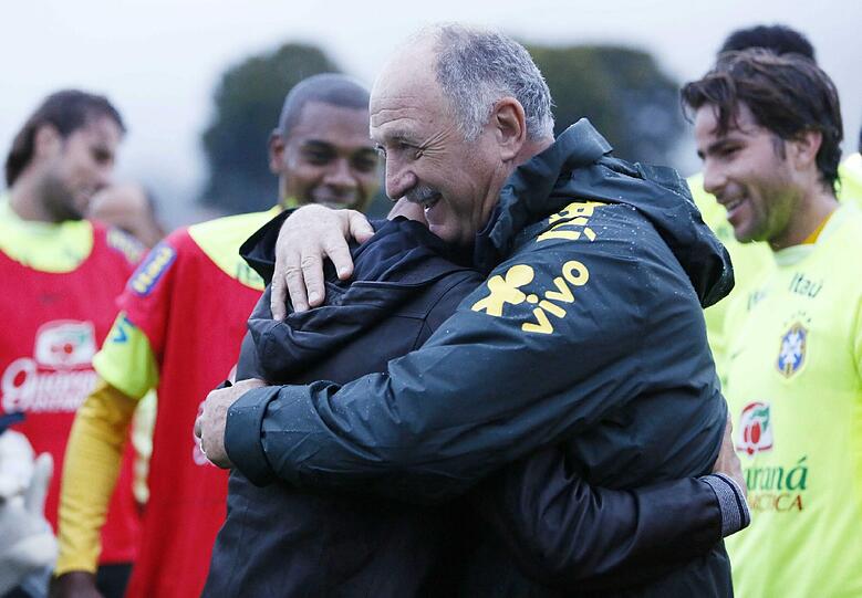 Herzliche Umarmung von Trainer Felipe Scolari für seinen Schützling, den er gegen Deutschland so schmerzlich vermisste.