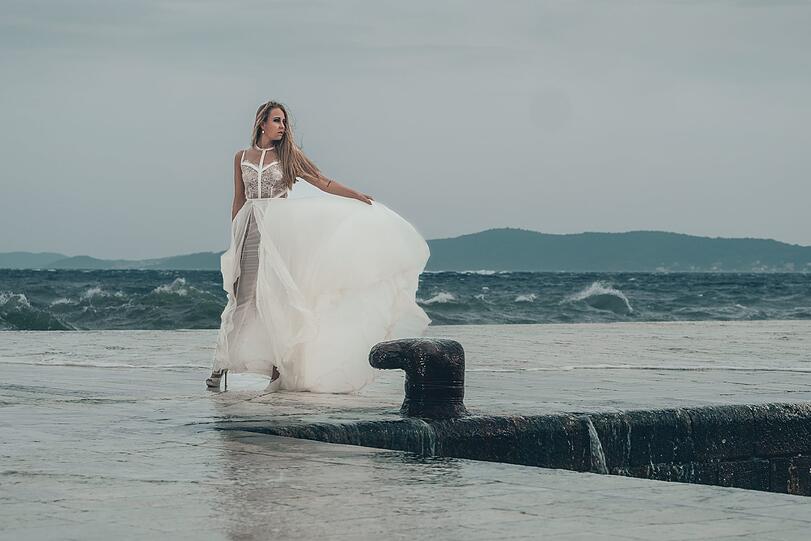 Robyn in einem Kleid von "White Silhouette".