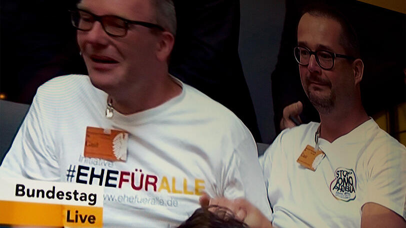Schwule, Lesben, Heterosexuelle, Bisexuelle und Transgender trafen sich am Freitagmorgen, um die Abstimmung im Bundestag live zu verfolgen - die Bilder.