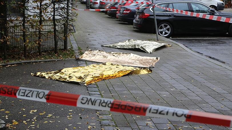 Mehrere Menschen sind in München von einem Unbekannten mit einem Messer angegriffen und verletzt worden.