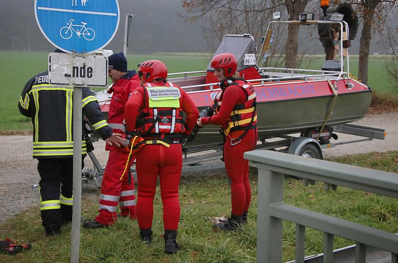 In Pürten bei Waldkraiburg wurde am Freitagmorgen ein Auto im Inn treibend gesichtet. Die Bilder vom Einsatz.