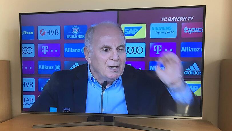 Mittlerweile legendär: Die Polter-Pressekonferenz der Bayern-Bosse am 19. Oktober 2018, in der Hoeneß und Karl-Heinz Rummenigge vor allem gegen die Medien schießen. Hier ließ sich Hoeneß aus der Emotion heraus auch zur jetzt schon legendären Bernat-Aussage ("da hat der Bernat einen Scheißdreck gespielt") hinreißen. Später sagte Hoeneß, er würde die Pressekonferenz in dieser Form nicht nochmal abhalten.