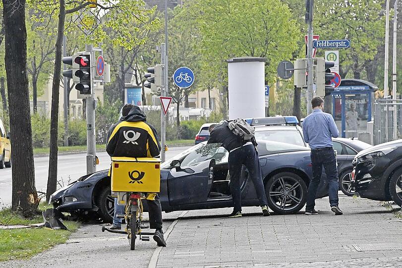 Die Corvette geriet außer Kontrolle und krachte gegen einen Baum.