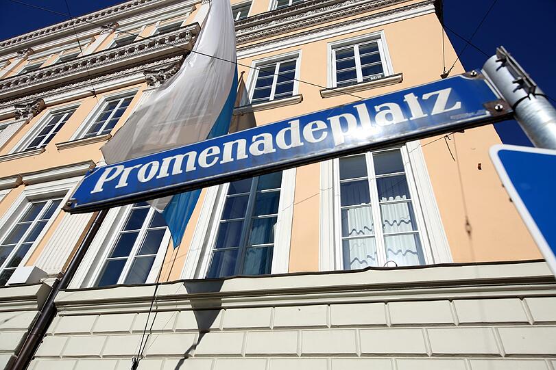 Die 40-Jährige wurde am Promenadeplatz von den beiden Unbekannten angesprochen.