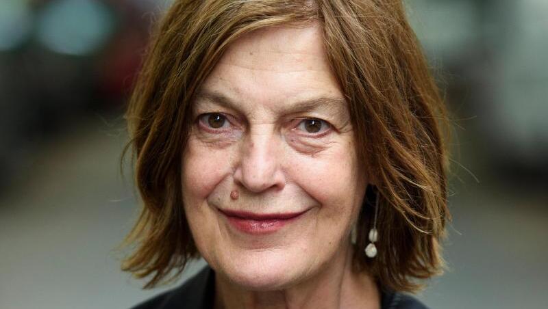 Angela Winkler weiß gar nicht, worum es in der Serie "Dark" geht, obwohl sie dort mitgespielt hat. Angela Winkler weiß gar nicht, worum es in der Serie "Dark" geht, obwohl sie dort mitgespielt hat.