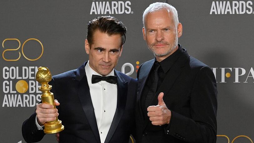 Colin Farrell und Regisseur Martin McDonagh freuen sich über ihre Preise für "The Banshees of Inisherin".