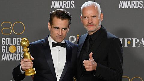 Colin Farrell und Regisseur Martin McDonagh freuen sich über ihre Preise für "The Banshees of Inisherin".