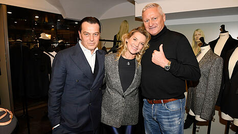 Sein zweiter gro&szlig;er Coup: &bdquo;Strenesse&ldquo;-CEO Noro Hoferer (l., hier mit Ex-Hockey-Star Stefan Bl&ouml;cher und dessen Freundin Anna Posch) er&ouml;ffnet einen Pop-up-Store im Herzen Kitzb&uuml;hels. So will sich das Luxus-Label auch international wieder einen gro&szlig;en Namen machen.