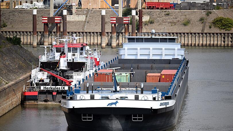 Die Pegelst&auml;nde im Rhein in NRW wie hier in Duisburg fallen weiter