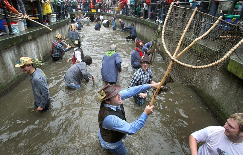 Zahlreiche Hobbyfischer beteiligten sich bei Regen und kühlen Temperaturen an dem alljährlichen Forellenfischen. Dem Fänger des größten Fisches winkt der Titel des "Fischerkönigs".