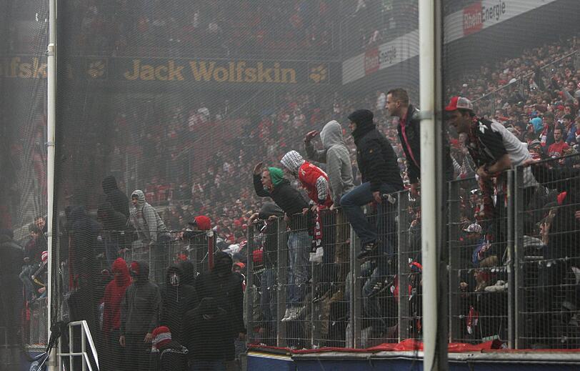 Die Fans sind auf die Absperrung geklettert.