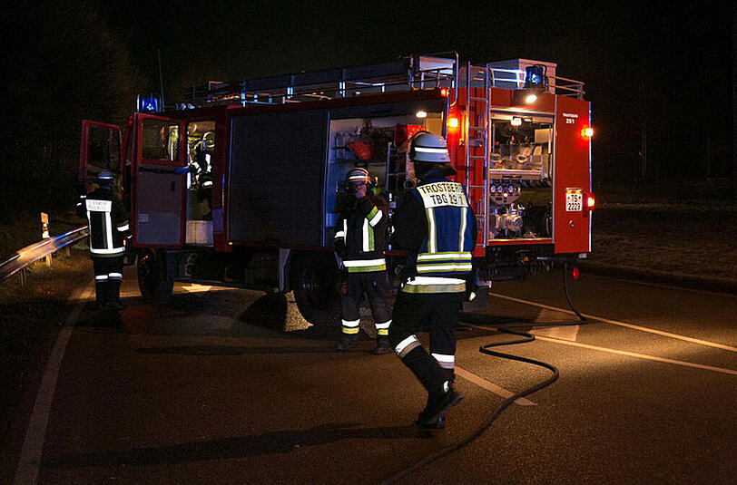 Bilder vom Unfallort in Trostberg: Der alkoholisierte Fahrer (23 J.) wurde schwer verletzt.
